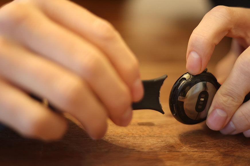 Вы можете видеть сменный ремешок часов Google Pixel Watch.